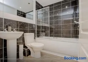 Modern 5BR Home Near City Attractions - Peterborough - Image 3