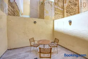 Cosy 2BR Maisonette with Balcony & AC in Pietà - Image 2