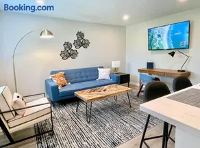 Top Floor-Work Here-Walk Downtown-King Bed - Image 2
