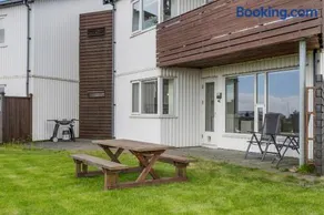 Stylish 3BR Apartment with Garden and Free Parking - Image 4