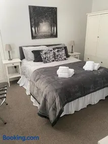 High Street House Sleeps 4 with Parking - Image 3