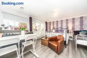11 Boutique studio apartment perfect for peaceful getaway, secluded garden, quiet location - Image 2