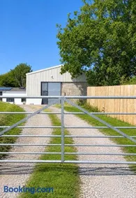 Spacious Farmhouse Bridgwater - Countryside Stay - Image 3