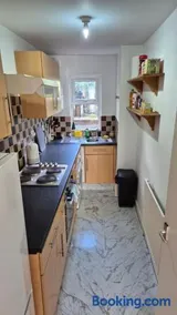 Spacious Central Reading Flat, 2 Double Beds, Wi-Fi, Parking - Image 4