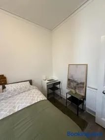 Bright & Cosy King-Size Room in Morningside - Image 2