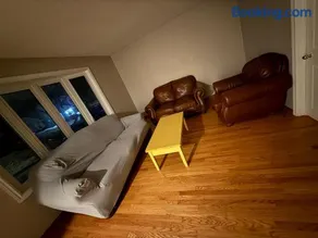Kitchener Cheapest Stay Near Downtown, Airport- Self Checkin,24 Hrs - Image 1