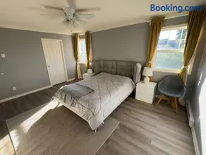 Bright and Cozy Modern Suite in Steventon Richmond - Image 1