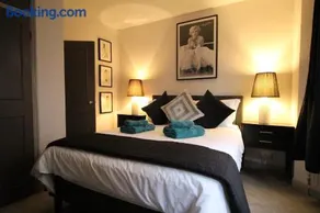 The Bromptons, Luxury South Kensington Apartment - Image 2