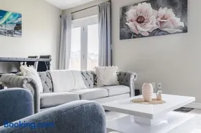 Peaceful Modern Home near Avon - Image 4