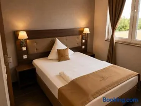 Hotel am Rondo KOSTENLOSE PARKPLÄTZE - Image 1