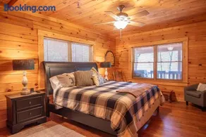 West Jefferson Cabin- Hot Tub, Fireplace, Sleeps 7 - Image 1