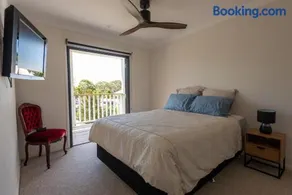Central Coast-Spacious House 5 minutes drive to beach - Image 4