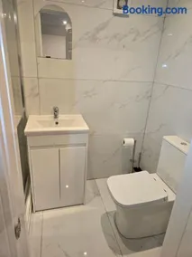 Studio with ensuite bedroom and kitchen - Image 5