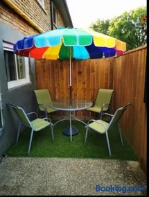 Patio privé hébergement équipé et spacieux. - Image 4
