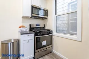 Luxe Retreat 2 Bedroom Hideaway Minutes from NYC - Image 3