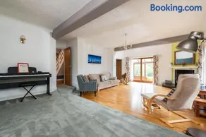 Spacious 5BR Home in Redditch - Image 1