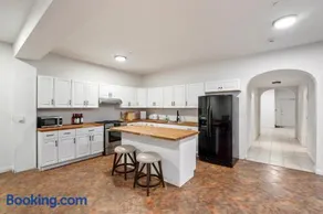 Mountain View Luxury Estate with Pool in West Hills - Image 4