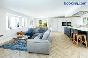 NEW! Stunning & Huge 5BR with Parking & Garden - Perfect for Families & Groups! Excellent Location - Image 2