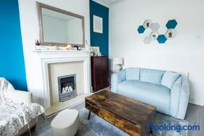 Cozy Home Close to Queens Hospital with High Speed WiFi and Tumble Dryer - Image 2