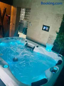 Loveroom 50 nuances de bulles jacuzzi et sauna privatif - Image 1