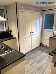 Entire 2 bed modern apartment - Image 5