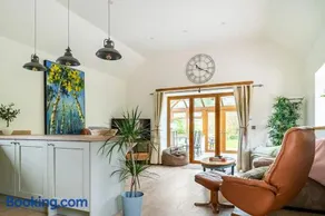 The Barn at Burfords with wood fired hot tub - Image 2