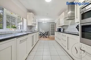 6BR Villa in Birmingham with Free Onsite Parking - Image 5