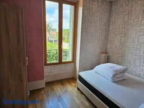 Charming 3-Bedroom House, Perfect for Family Getaways or Extended Professional Stays - Image 2