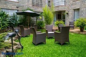 Batians Apartment Hotel - Image 2