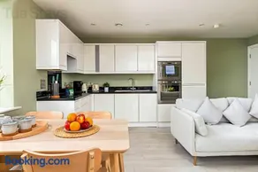 Modern 2 bed 2 bath near Cabot Circus Bristol - Image 2