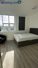 Central 2 Bed Apartment - Free WiFi! - Image 5