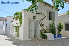 A Sea-licious Vacation - Chic & Style in Hydra - Image 2