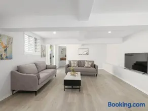 Stylish 4Bedroom Stay Outdoor Dining and City Access - Image 2