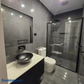 Modern and Chic Home in Fraser Rise - Image 4