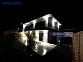 Maison Jacuzzi - Image 1