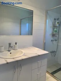 Comfy 4 Bedroom with Country Views - Image 5