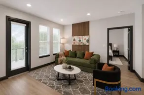 Modern 2BR Apartment with Gym, Pool and Parking - Image 1