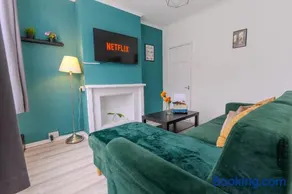 The Medway Hub Contractors & Families Welcome -Sleeps 6 - Pool Table - Image 1