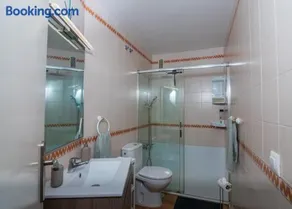 Cosy 2BR flat in Nuevo Portil city centre - Image 5