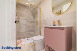 Luxury Boutique Suites Near City Centre - Image 5