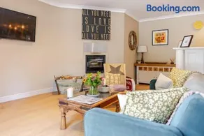 The Old Pool House, Stylish Large Studio in Private Country Estate with Air Con - Image 3