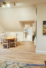 Garrykennedy Harbour View Apartment - Image 4