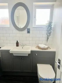 Stylish 3-Bed Stamford Home with Driveway - Image 4