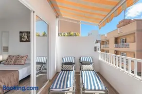 Céntrico Ático con Terraza Privada - Image 2