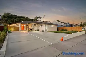 Entire Private Home with 3 King Beds, Gated Yard, 4 Parking, Ranch-Style, Available Now - Image 2