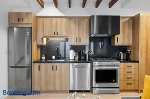 Charming Parkdale Apt Private Patio Sleeps 4 - Image 2