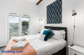 Coppercroft Cottage - Stunning Coastal Home, Walk to Beach, Sleeps 4 - Image 2