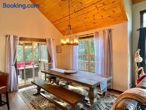 Gorgeous cabin 3bdrm/3bth, hot tub, fireplace, kid/pet friendly - Image 4