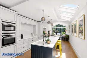 Stylish Hertford House - Ideal for Work or Leisure - Image 1