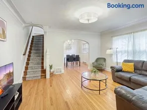 Cozy 3BR Duplex Side B Near Drake University - Image 3